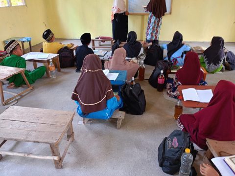 Bangun pesantren muallaf di pelosok Pulau Mendol