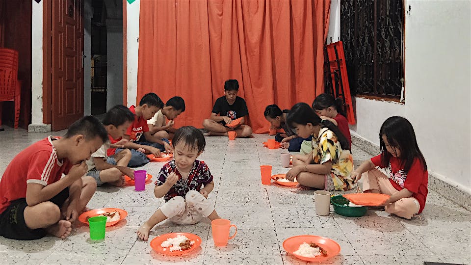 Bantu Kebutuhan Pokok Anak Rumah Singgah Insan Hasanah